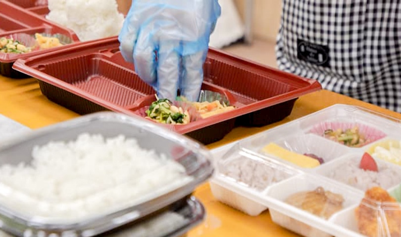 お弁当をつめるスタッフ