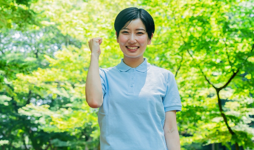 ガッツポーズをする女性スタッフ